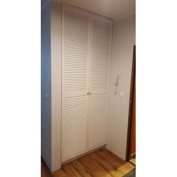 Шкаф белый распашной RSH58 (Жалюзийные дверцы) Шкаф белый распашной RSH58 (Жалюзийные дверцы)